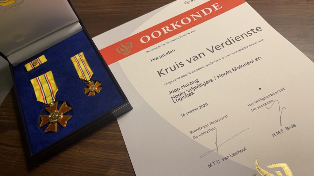 Joop Huizing ontvangt het Gouden kruis van Verdienste